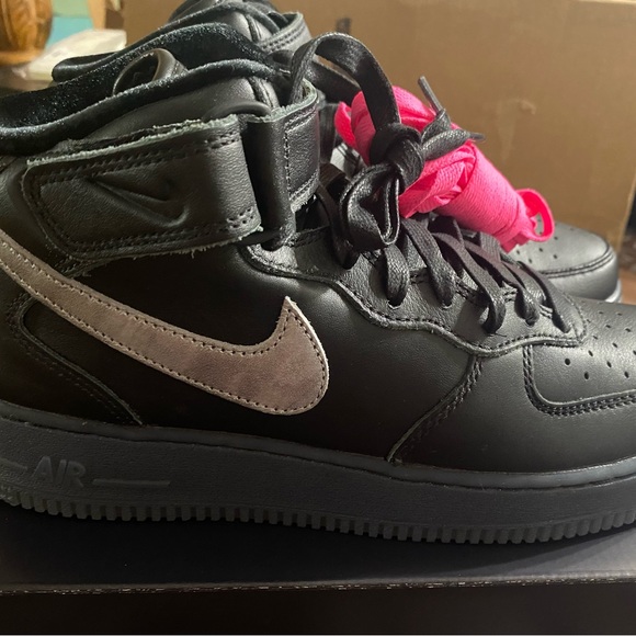 AIR FORCE 1 MID PRM
BLACK/METALLIC SILVER
NOIR/ARGENT METALLIQUE - Picture 5 of 11